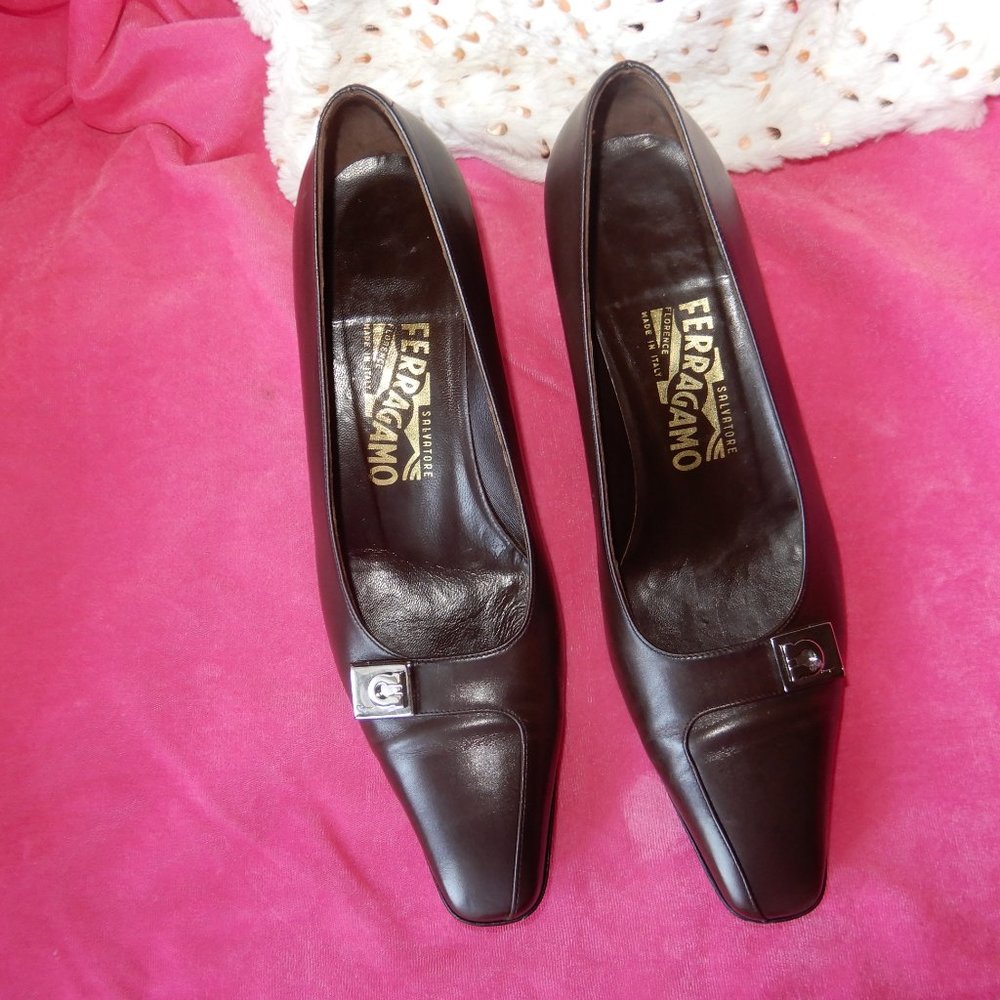 SALVATORE FERRAGAMO ITALY LOGO LEATHER HEELS